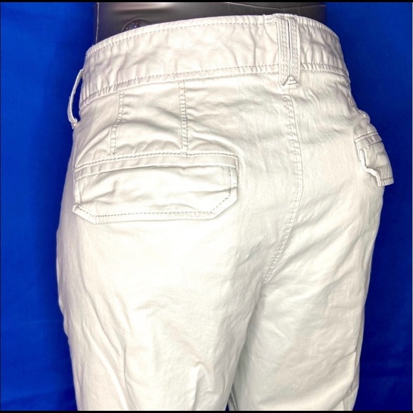 Old Navy light colored khaki capris. Size 8. - Picture 5 of 9